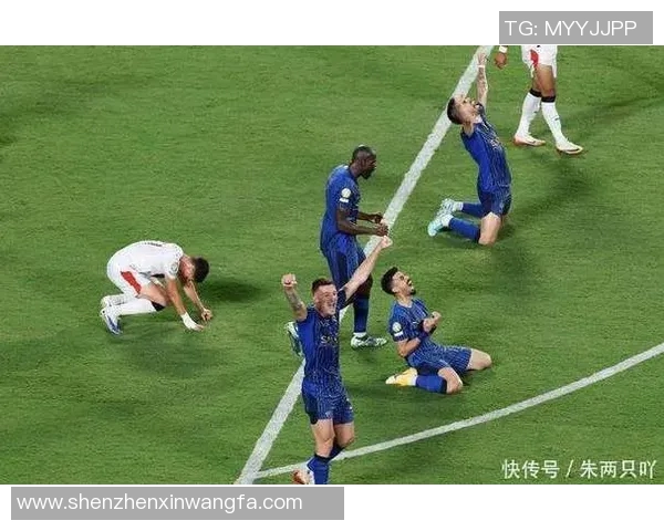 足球明星因脚伤缺席比赛现场照片引发球迷热议与关心